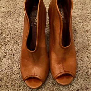 Very Cute! Vince Camuto tan leather peep toe heels. Size 5.5.
